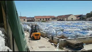 SOUTH AFRICA - Cape Town - Gift of the Givers load water for Grahamstown (Video) (NTD)