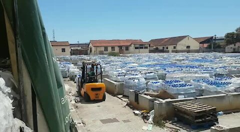 SOUTH AFRICA - Cape Town - Gift of the Givers load water for Grahamstown (Video) (NTD)