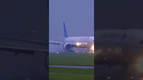 💦Huge engine on wet runway