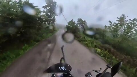 A rainy season motorcycle trip in Dali is a blessing to be backed up by an off-road RV.