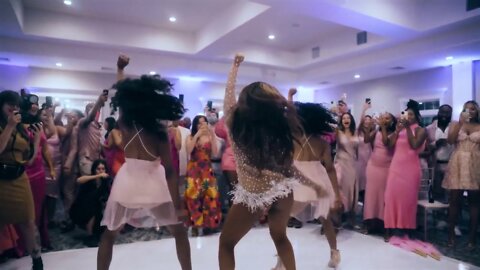 Bride surprises husband with Beyoncé-inspired performance at their wedding