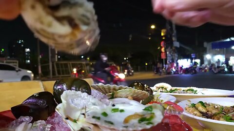 Unedited Video-Ambience Eating snails & oyster in Saigon Night-[Cảnh ăn ốc và hào trong đêm Sài Gòn]