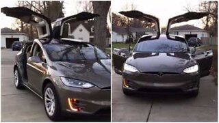 Tesla, bilen helt klargjort til julefeiring!
