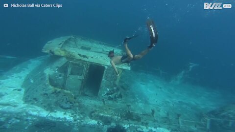 Mergulhadores exploram navio naufragado