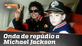 Rádios banem músicas de Michael Jackson e museu retira estátua dele. Entenda