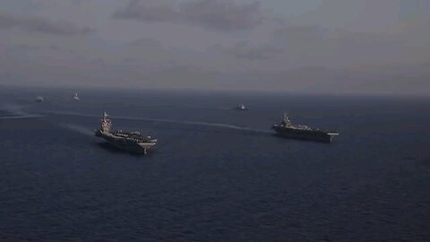 Os porta-aviões americanos USS Gerald R. Ford e USS Dwight D. Eisenhower navegando em formação