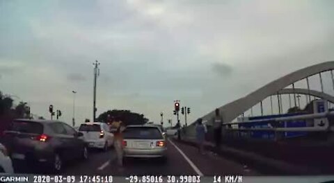 WATCH: Outcry after smash-and-grabbers target motorist on Tollgate bridge (Veb)