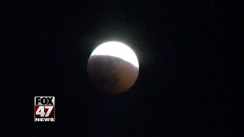 Total lunar eclipse comes with supermoon bonus