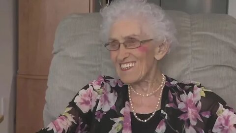 À 102 ans, elle vit toujours dans sa maison