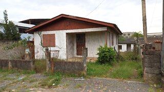 Duas casas abandonada no mesmo pátio em Taquara/RS