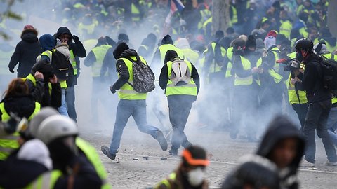 Return Of The 'Yellow Vest' Protests Shuts Down Paris Landmarks