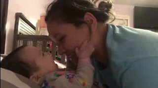 En fyra månaders bebis som säger sitt första ord: mamma!