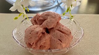 Delicious natural strawberry ice cream without emulsifier