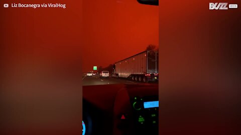 Les feux de forêt dans l'Oregon rendent le ciel rouge