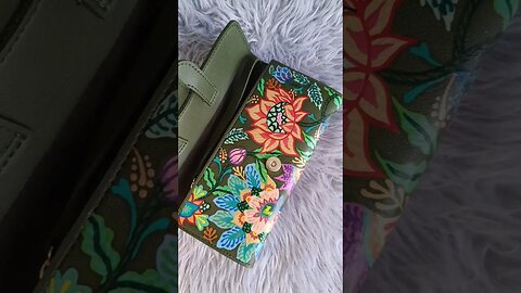 Hand painted tri-fold long green wallet https://youtu.be/dUnUahN9sKE #handpainted #angelus #shorts