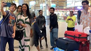 Anupama Fame Rupali Ganguly को Fans Airport पर देखते ही Selfie के लिए पुकारने लगे 💖📸✈️