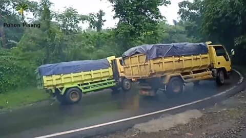 Dump Truk Canter Muatan Batu Full Bak Menanjak Di Jalanan Licin