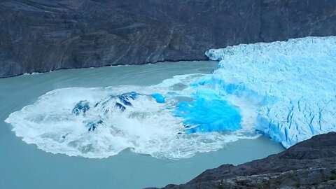 INCREDIBLE COLLAPSE TRIGGERED BY GLACIER CALVING | Argentina