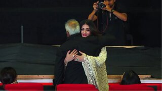 Aishwarya Rai and Chiyaan Vikram Gave Tight HUG to Mani Ratnam at PS2 Press Meet in Mumbai
