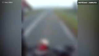 Motociclista escapa de forte colisão com carro que fazia o retorno