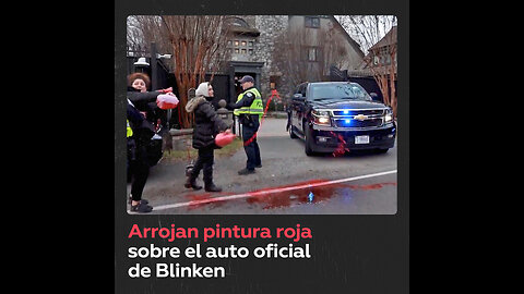Activistas propalestinos rocían con pintura roja el coche oficial de Blinken