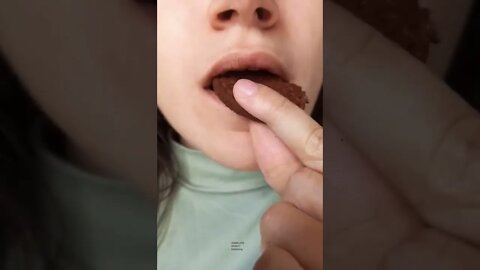 ASMR Satisfying Eating #asmreating #asmr #mukbang #shorts cookie crunch food mouth sounds