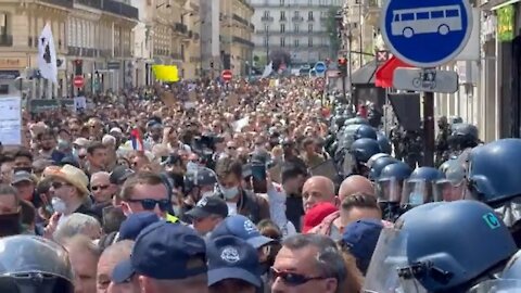 Police Deploy Tear Gas to Disperse Parisians Protesting Against COVID-19 Passes!