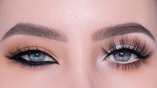 The Power Of Eye Makeup - How To Make Your Eyes Bigger And Smaller