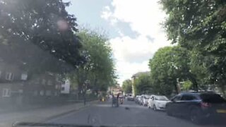Hero passerby knocks down robbers in London