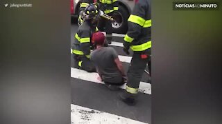Perna de jovem engolida por buraco em uma avenida no Brooklyn