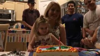 Denne lille jenta har det travelt med å spise bursdagskake