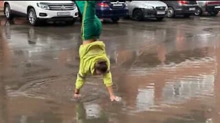 Elle parvient à traverser une rue inondée sans se mouiller les pieds