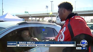 Broncos help Denver Rescue Mission for Thanksgiving