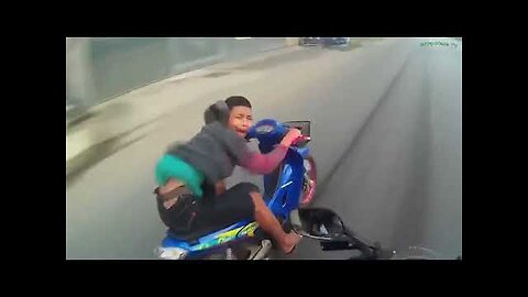Young biker escapes from police biker _ Funny police bike chase