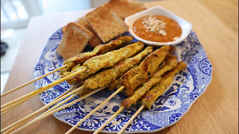 How to make pork satay with dipping sauce