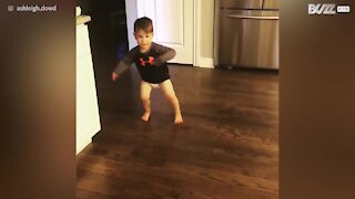 Bimbo di due anni danza come un professionista