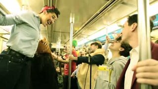Un groupe joue "Somebody To Love" de Queen dans le métro de New York