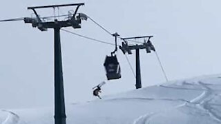Jovem salta de elevador de ski