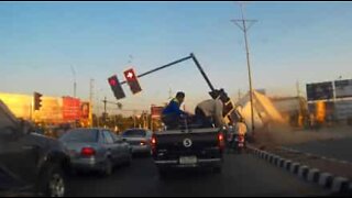 Accident: un camion se renverse et détruit des feux de circulation