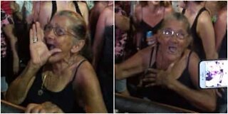 La nonna in prima fila al concerto dimostra di essere giovanissima