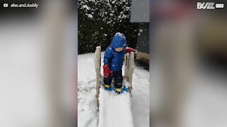 Bebé cai de escorrega coberto de neve