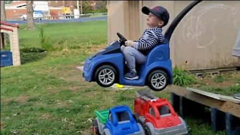 Menino dá salto radical em carro de brincar