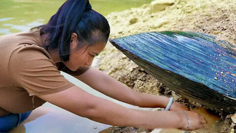 The mining process of freshwater pearls, collecting wild high-quality pearls purely by hand