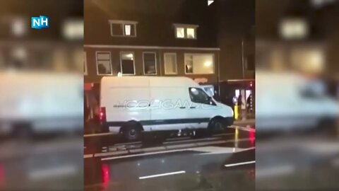 Feyenoord hooligans vallen AZ café aan, beelden van buiten het café