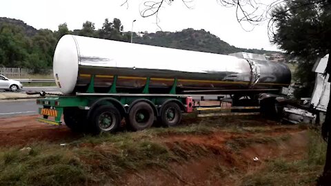 SOUTH AFRICA - Johannesburg - Tanker recovery on highway (Video) (NyB)