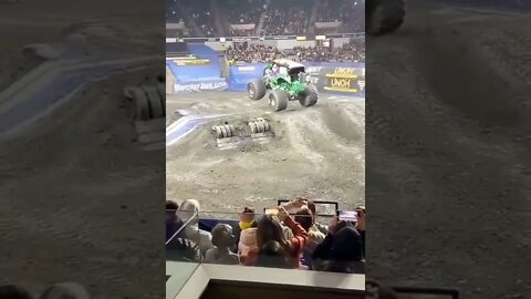 MONSTER JAM = SEE WHAT HAPPENS DURING THE VIDEO = Léo Sócrates