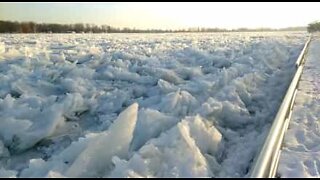 Imponerande frusen flod i Michigan