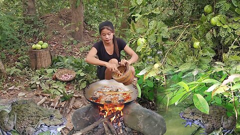 Adventure in forest: Frog hot spicy curry very delicious for dinner, Survival cooking