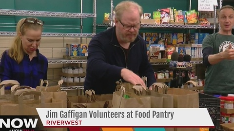 Comedian Jim Gaffigan working to raise money at Milwaukee food pantry