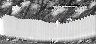 Video: children being dropped over border fence in New Mexico
